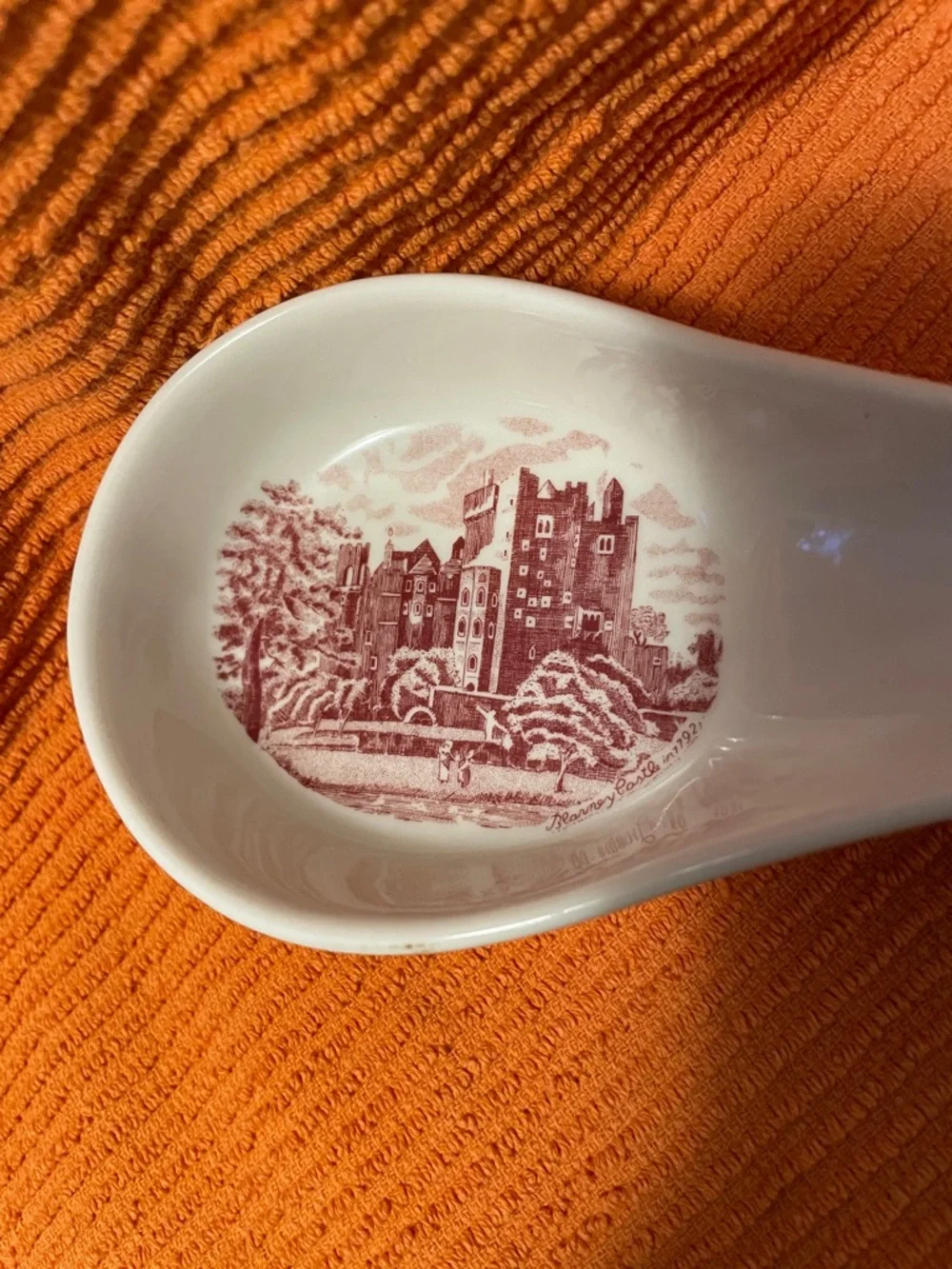 Johnson Brothers White Porcelain Spoon Rest with Red Transferware Motif - Picture 2 of 4